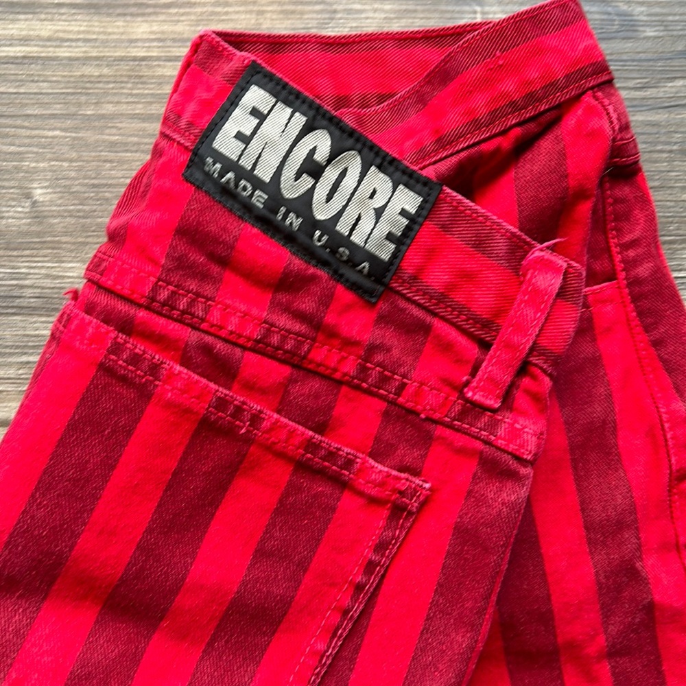 Red mid rise stripe shorts